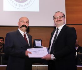 ÇİÇEKLERLE PLAKETLERLE TEŞEKKÜRLERLE UĞURLANDILAR