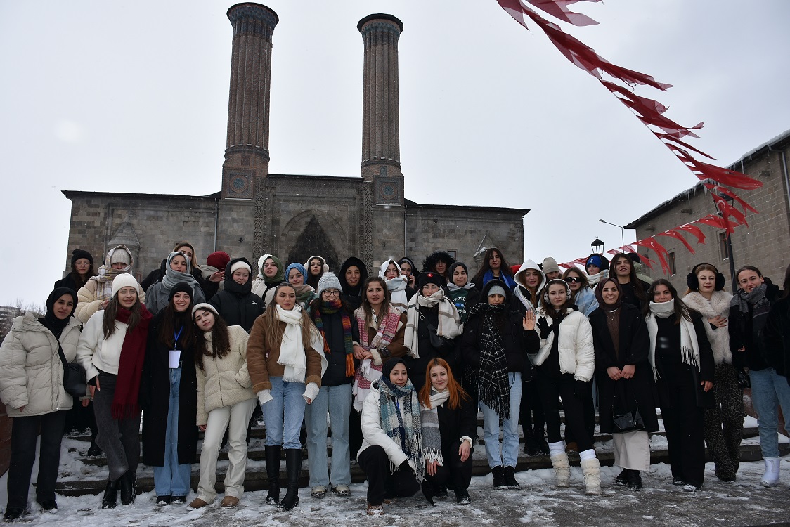 KYGM’Lİ KIZLAR ERZURUM’DAN MUTLU GİTTİ