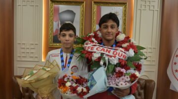 GÜREŞTE BALKANLARI FETTİ ÇİÇEKLERLE KARŞILANDILAR