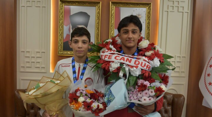 GÜREŞTE BALKANLARI FETTİ ÇİÇEKLERLE KARŞILANDILAR