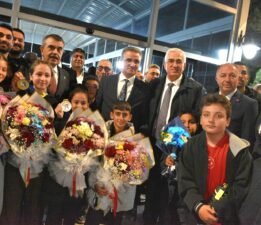 ERZURUM ŞAMPİYONLARI BAĞRINA BASTI